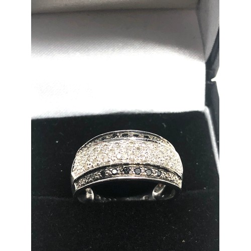 88 - 9ct white gold black & white diamond ring weight 3.3g 0.33ct diamonds