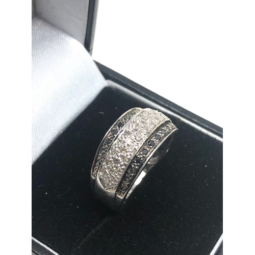 88 - 9ct white gold black & white diamond ring weight 3.3g 0.33ct diamonds