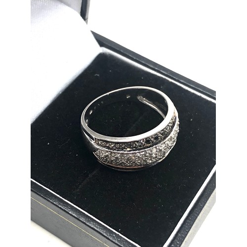 88 - 9ct white gold black & white diamond ring weight 3.3g 0.33ct diamonds