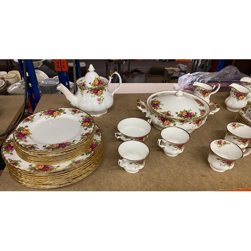 338 - Large selection Royal Albert Old Country Rose, to include teapot, 2 jugs, 6 cups and saucers, 8 dinn... 