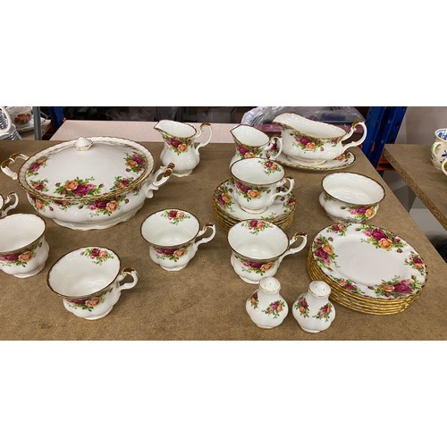 338 - Large selection Royal Albert Old Country Rose, to include teapot, 2 jugs, 6 cups and saucers, 8 dinn... 