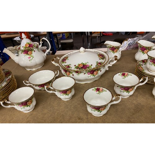 338 - Large selection Royal Albert Old Country Rose, to include teapot, 2 jugs, 6 cups and saucers, 8 dinn... 