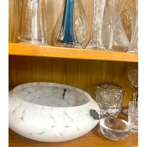 146 - Large quantity of assorted glassware