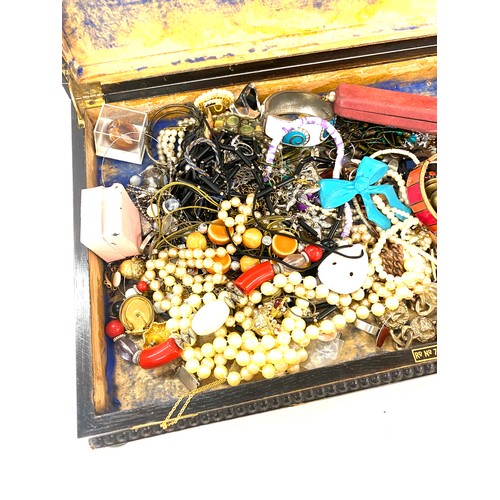 137 - Large selection of costume jewellery to include rings, brooches etc