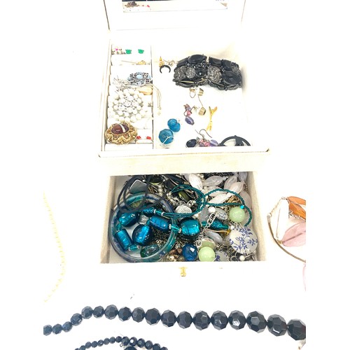 529 - Selection of vintage and later costume jewellery to include necklaces, earrings, brooches etc