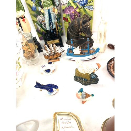 279 - Selection of collectables to include tiles, soldier figures, animal figures, metalware etc