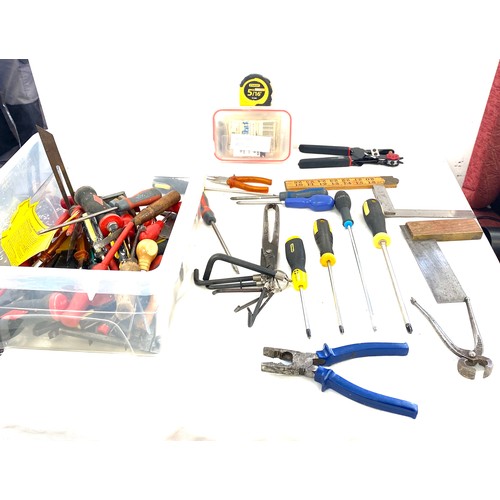 280 - Selection of handheld tools, to include screwdrivers, pincers etc