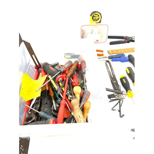 280 - Selection of handheld tools, to include screwdrivers, pincers etc