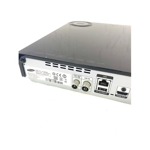 324 - Samsung BD-H8900M blu ray disc/DVD player / 1TB HDD Combo with remote and lead, working order