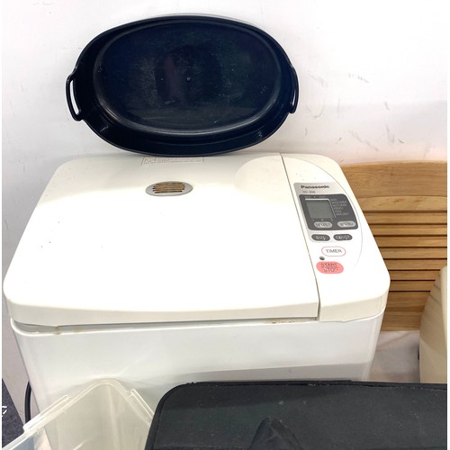 314 - Vitamix variable speed blender, Model VM0109, with accessories, plus other kitchenalia to include br... 