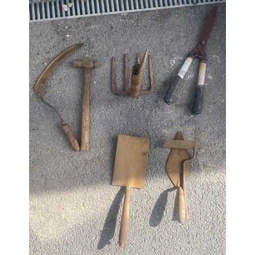 274 - Selection of vintage and later tools to include shears, forks etc