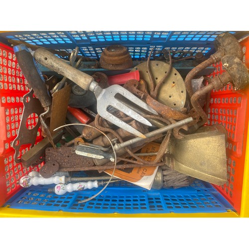 274 - Selection of vintage and later tools to include shears, forks etc