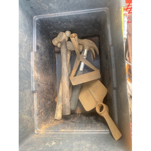 274 - Selection of vintage and later tools to include shears, forks etc