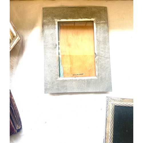 211 - Selection of vintage and later miscellaneous to include metalware pieces, animal ornaments, wooden p... 