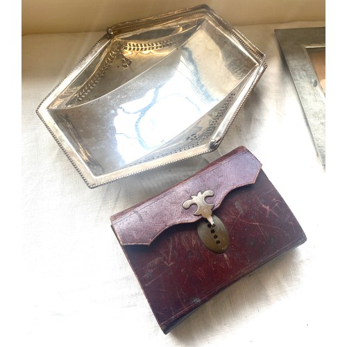 211 - Selection of vintage and later miscellaneous to include metalware pieces, animal ornaments, wooden p... 