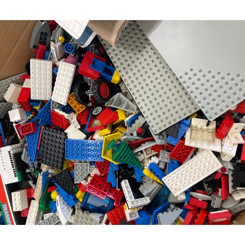 278 - Large selection of Lego pieces
