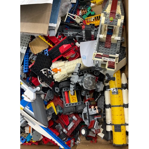 278 - Large selection of Lego pieces