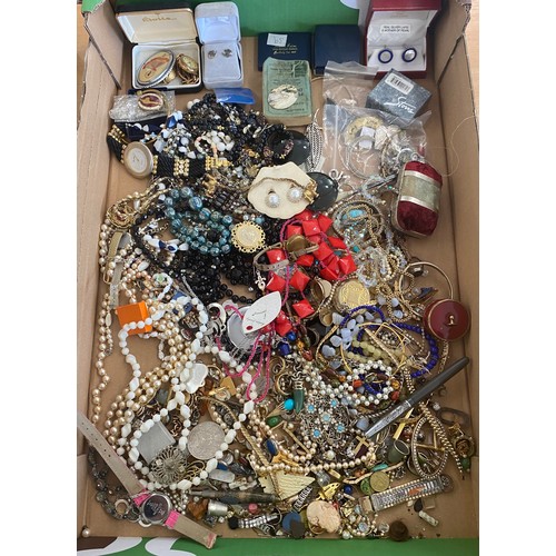 553 - Selection of Vintage and later costume jewellery