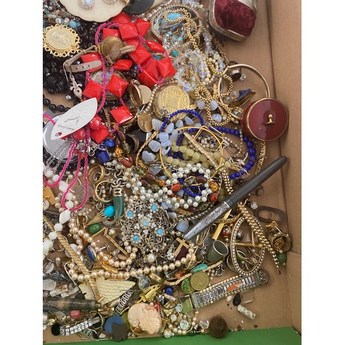 553 - Selection of Vintage and later costume jewellery