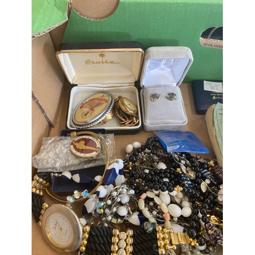 553 - Selection of Vintage and later costume jewellery