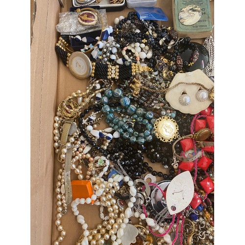 553 - Selection of Vintage and later costume jewellery