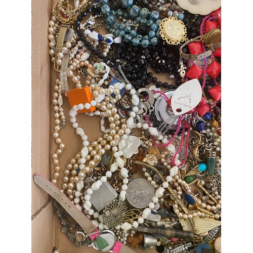 553 - Selection of Vintage and later costume jewellery