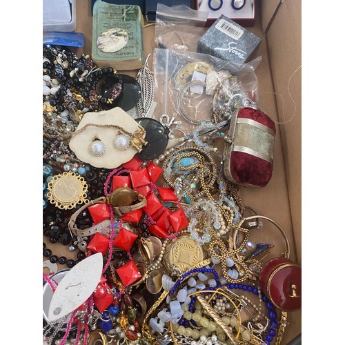 553 - Selection of Vintage and later costume jewellery