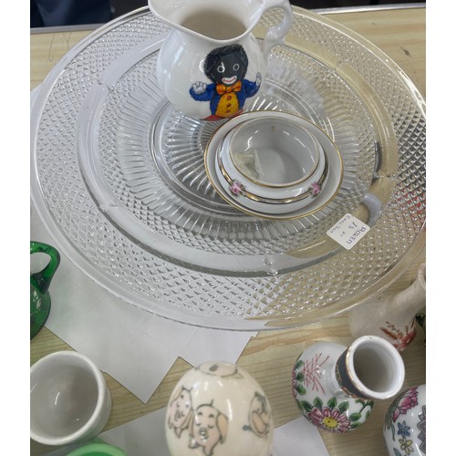286 - Large selection of miscellaneous items to include egg cups, salt and pepper pots etc