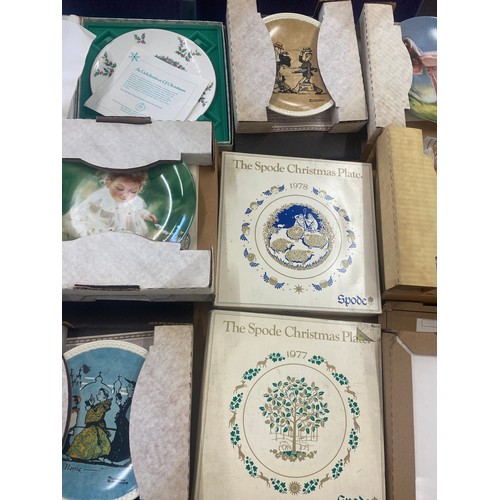 307 - 15 Collectors plates to include Spooe, wegdwood etc
