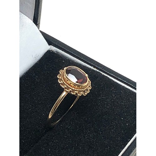 351 - 9ct gold garnet ring (1.7g)