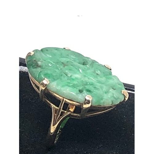 288 - 9ct gold vintage carved jade  ring (5.8g)