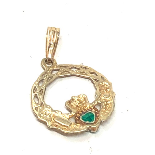 290 - 9ct gold chrysoprase claddagh pendant (1g)