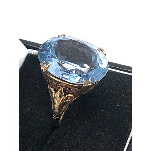 274 - 9ct gold vintage synthetic spinel cocktail ring (7.9g)