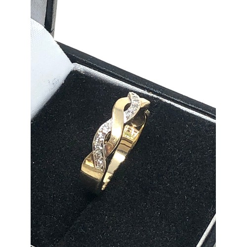 239 - 9ct gold diamond twist band ring (2.5g)