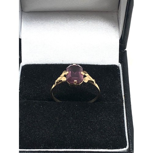 251 - 9ct gold amythest single stone ring (1.2g)