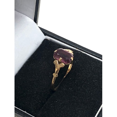 251 - 9ct gold amythest single stone ring (1.2g)