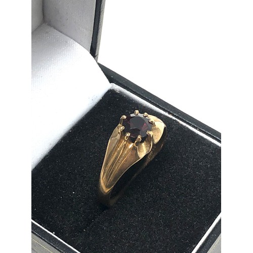 264 - 9ct gold garnet  ring (3.4g)