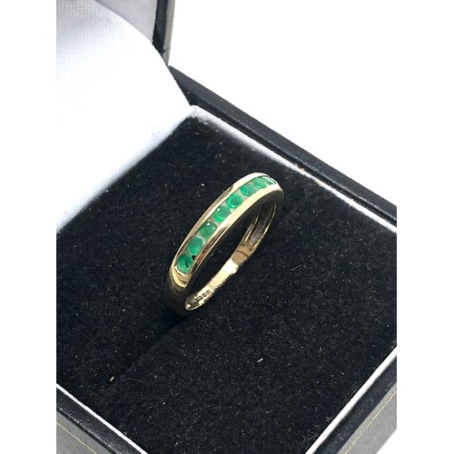 255 - 9ct gold emerald channel setting ring (1.6g)