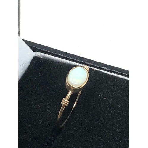 331 - 9ct gold opal ring (0.7g)