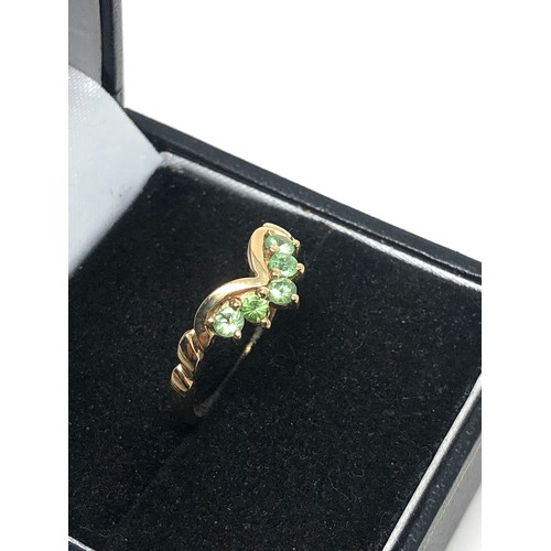 200 - 9ct gold peridot wishbone ring (2g)