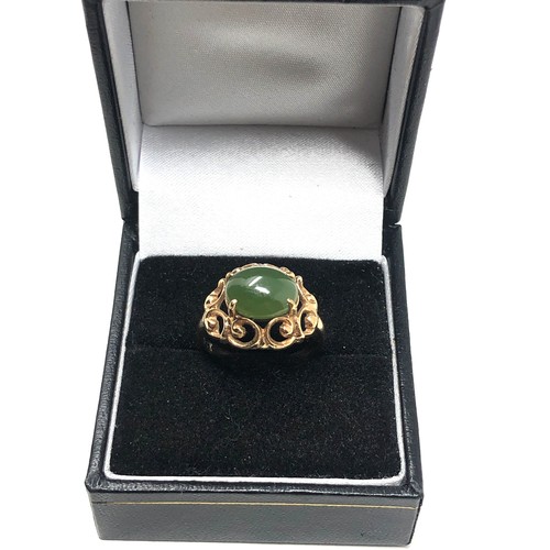 133 - 9ct gold nephrite cutwork framed ring (3.3g)