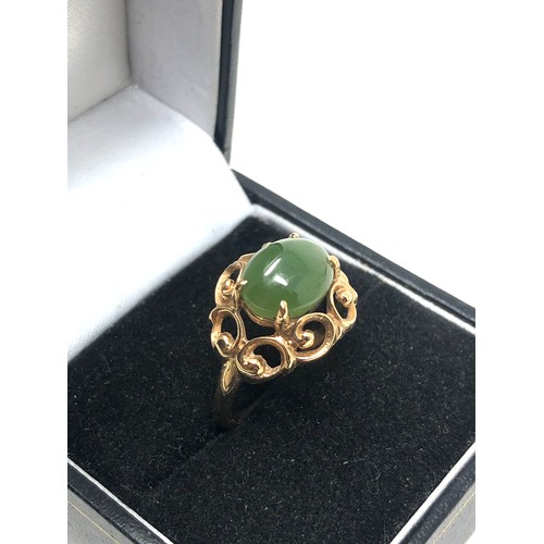 133 - 9ct gold nephrite cutwork framed ring (3.3g)