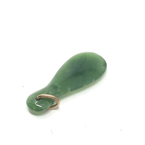 195 - 9ct gold bailed nephrite pendant (2.7g)