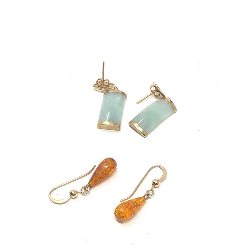 123 - 2 x 9ct gold paired drop earrings inc. jade & amber (4.6g)