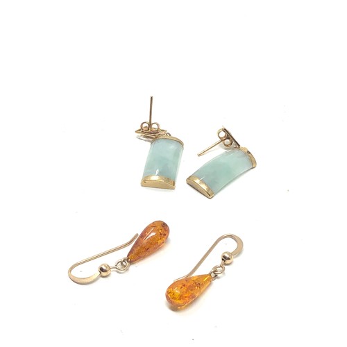 123 - 2 x 9ct gold paired drop earrings inc. jade & amber (4.6g)