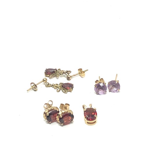 226 - 3 x 9ct gold earrings inc. garnet and amethyst & Garnet pendant (2.9g)