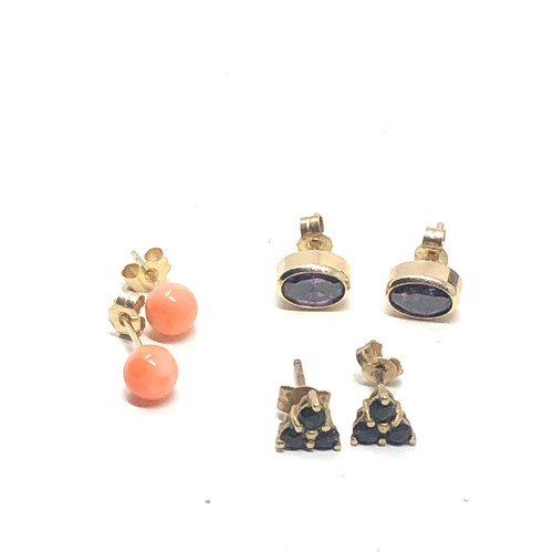 213 - 3 x 9ct gold paired stud earrings inc. coral, sapphire and amethyst (1.4g)