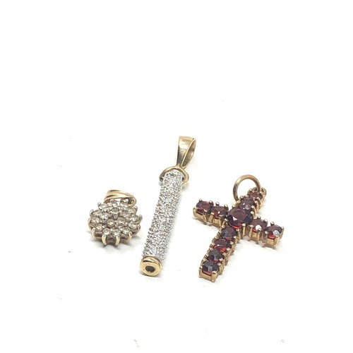 361 - 3 x 9ct gold gemstone & diamond set pendants inc. cross, cluster & bar (3.5g)