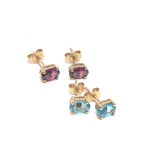 366 - 2 x 9ct gold paired gemstone stud earrings inc. garnet & apatite (1.6g)