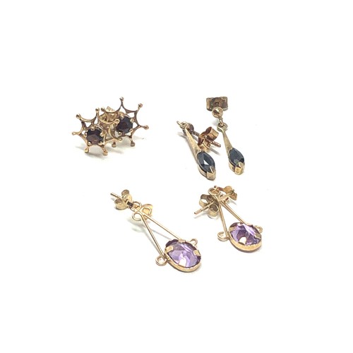 210 - 3 x 9ct gold paired gemstone earrings inc. amethyst & garnet (2.5g)